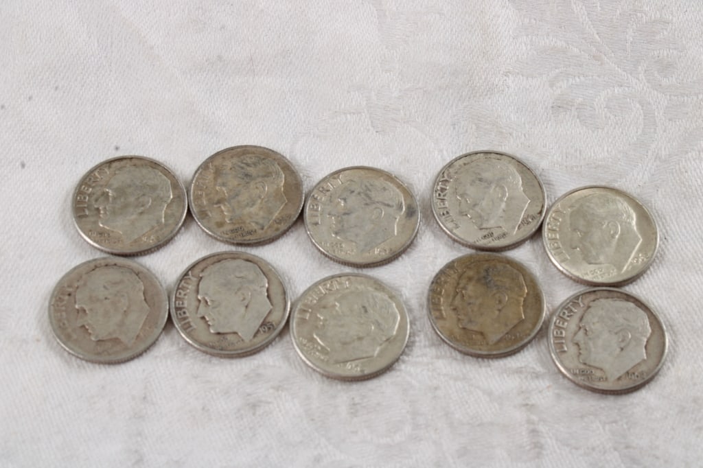 10 Roosevelt Silver Dimes: 10 Roosevelt Silver Dimes - Lot Size 3" x 2" x 1". 1 Lb. Photos are part of description (Live Auctioneers on displays a max of 20 photos -check other polatforms for all photos). Please ask questions