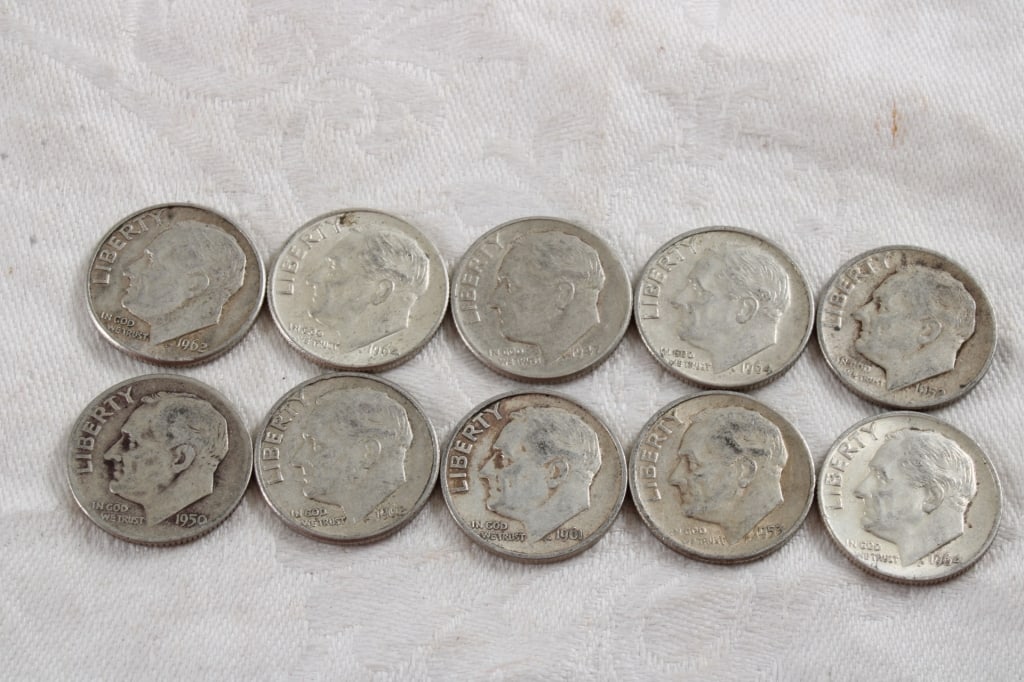 10 Roosevelt Silver Dimes: 10 Roosevelt Silver Dimes - Lot Size 3" x 2" x 1". 1 Lb. Photos are part of description (Live Auctioneers on displays a max of 20 photos -check other polatforms for all photos). Please ask questions