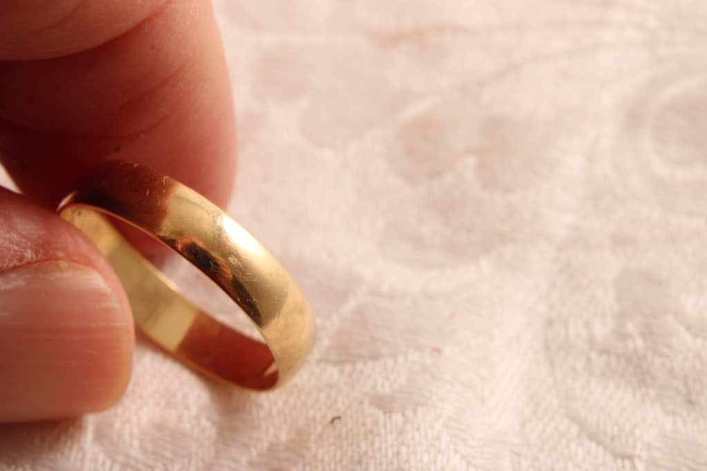 14K Gold Ring Size 8 - 2