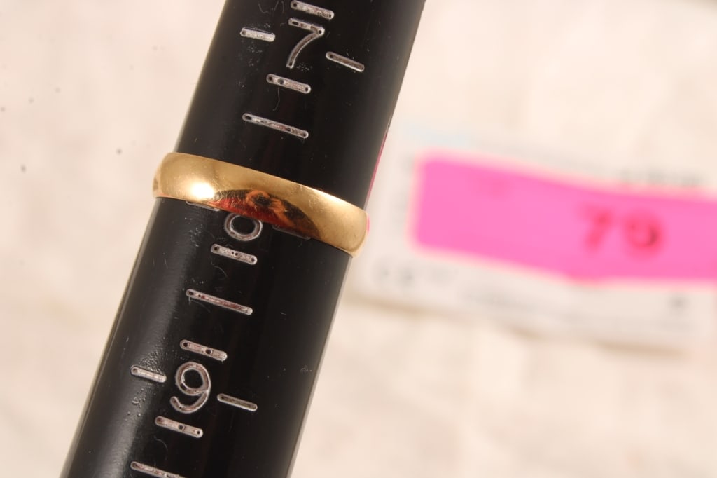 14K Gold Ring Size 8 - 3