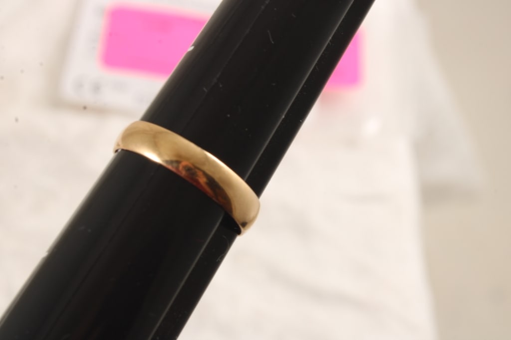14K Gold Ring Size 8 - 4