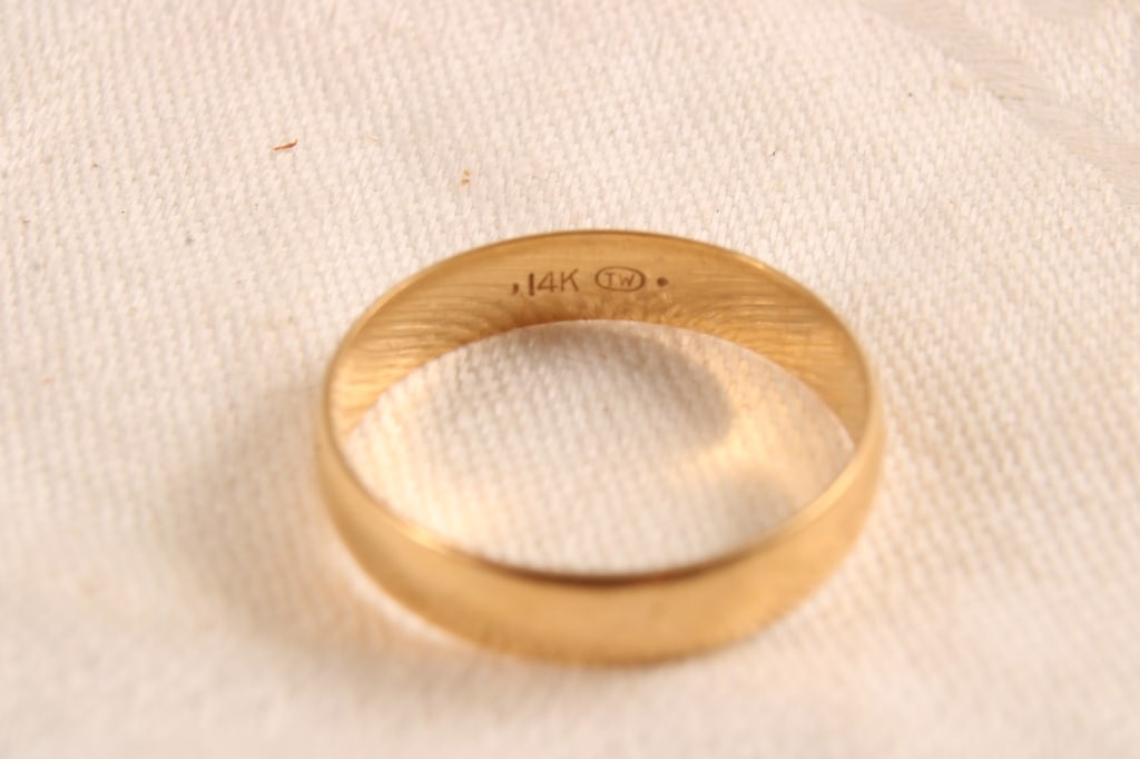 14K Gold Ring Size 8 - 6