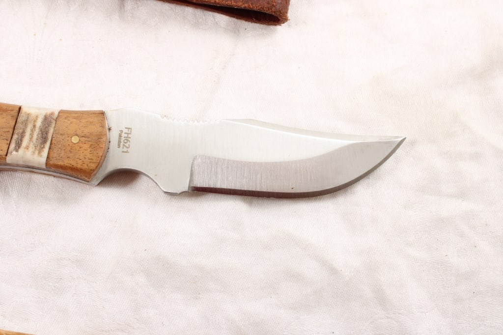 2 Fox & Hound Fixed Blade Knives in Sheaths - 14