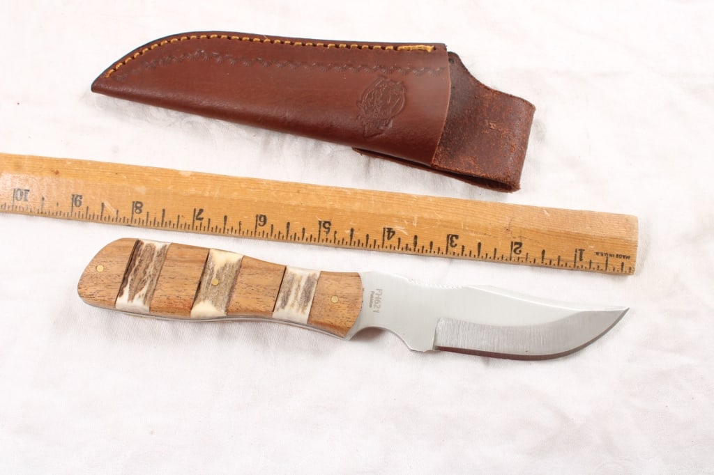 2 Fox & Hound Fixed Blade Knives in Sheaths - 15