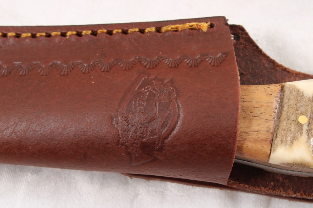 2 Fox & Hound Fixed Blade Knives in Sheaths - 17