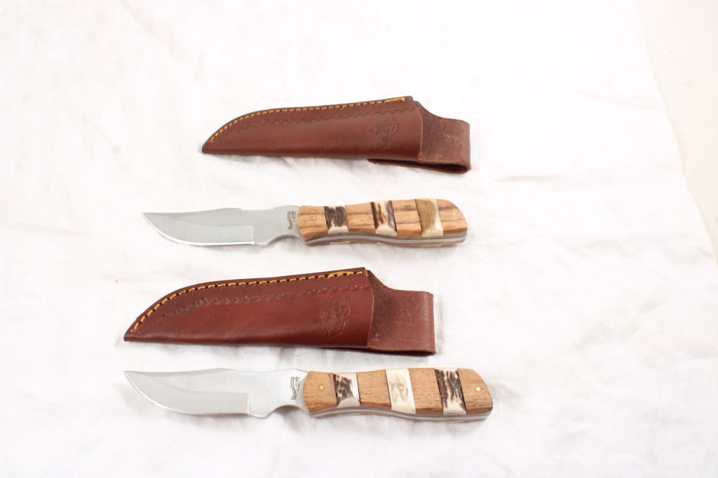 2 Fox & Hound Fixed Blade Knives in Sheaths: 2 Fox & Hound Fixed Blade Knives in Sheaths - Lot Size 9" x 4" x 4". 1 Lb. Photos are part of description (Live Auctioneers on displays a max of 20 photos -check other polatforms for all photos).
