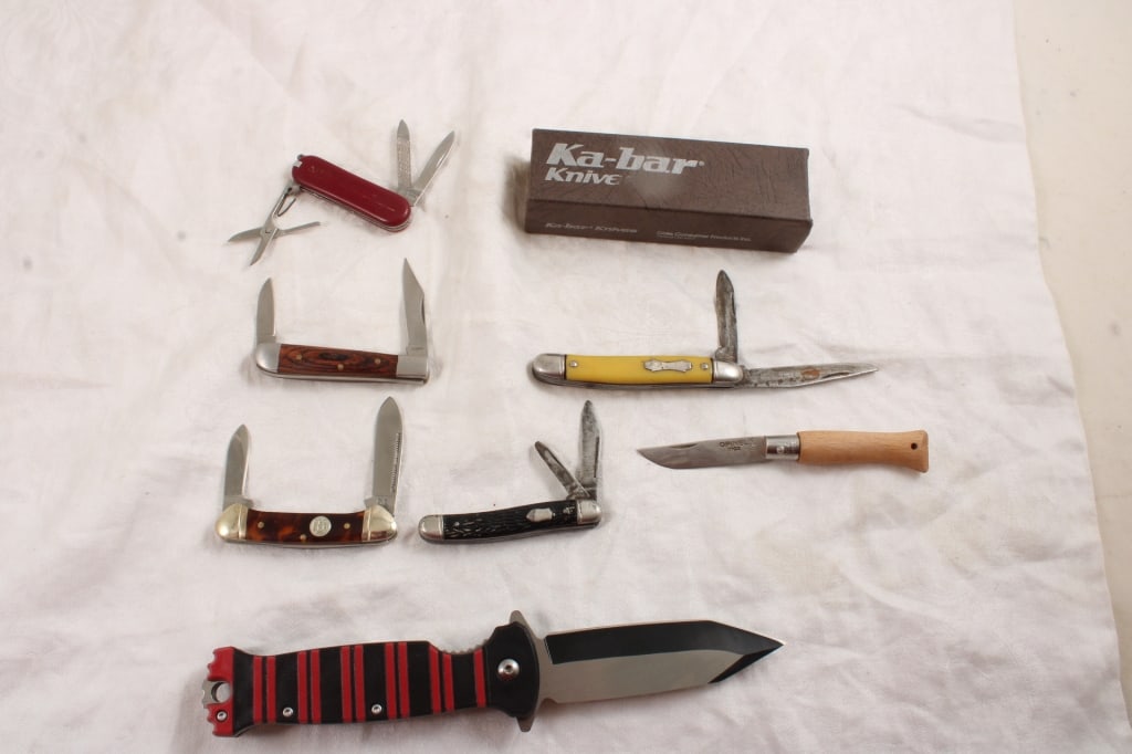 7 Folding Knives Opinel #4 France, and more: 7 Folding Knives Opinel #4 France, and more - One has a RR Horseshoe Logo and also a KBAR Empty Knife Box. Lot Size 8" x 5" x 5". 1 Lb. Photos are part of description (Live Auctioneers on