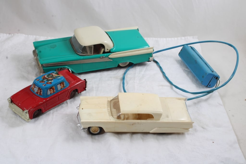 Battery Operated Ford Fairlane, 2 Other Toy Cars (1 of 20)