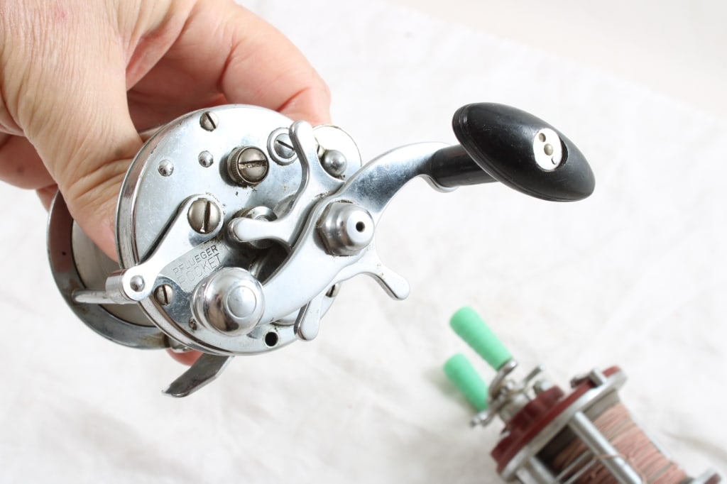 Penn Peer 109, Pflueger Rocket 1375 Fishing Reels - 2