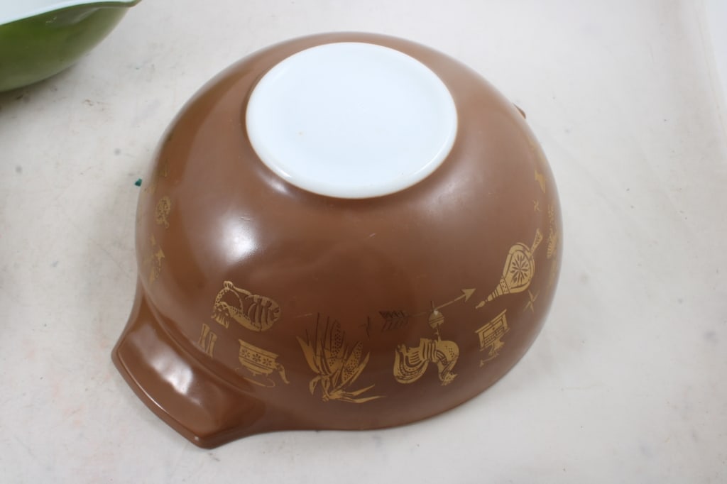 3 Pyrex Nesting Bowls - 10