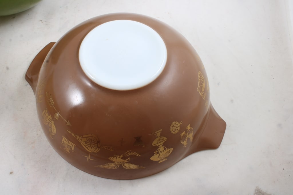 3 Pyrex Nesting Bowls - 12