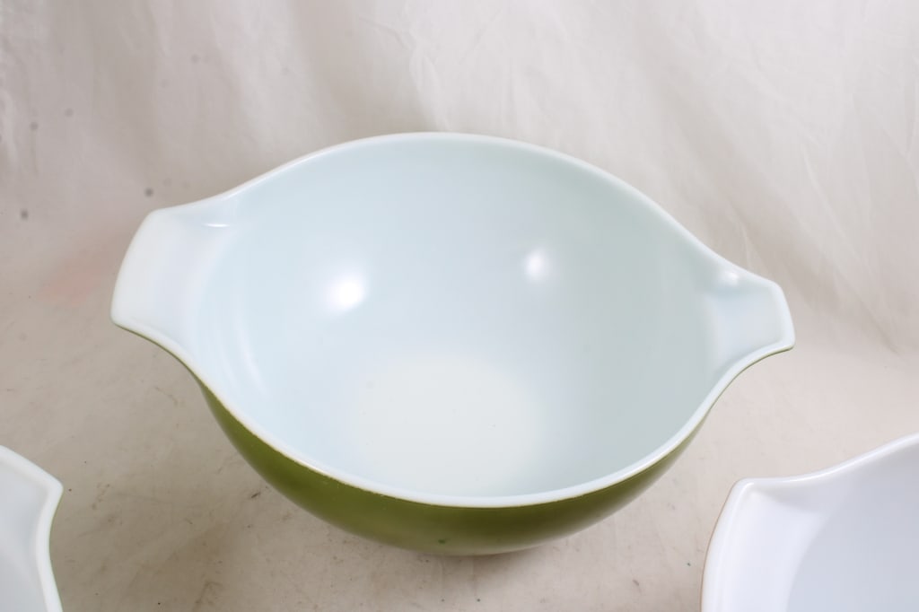 3 Pyrex Nesting Bowls - 4