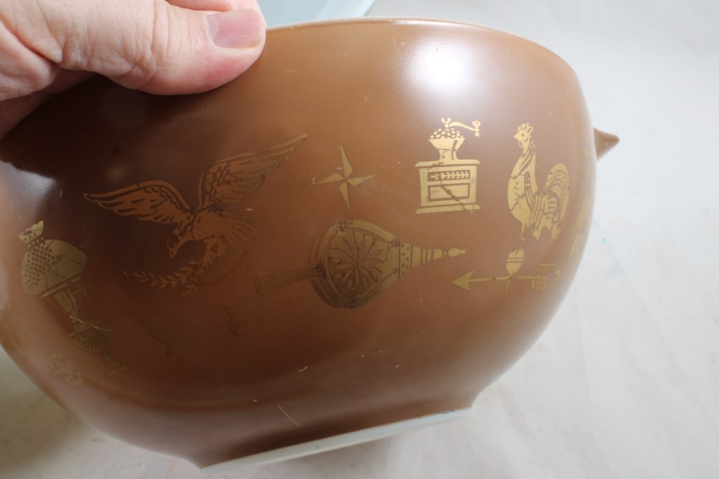 3 Pyrex Nesting Bowls - 9