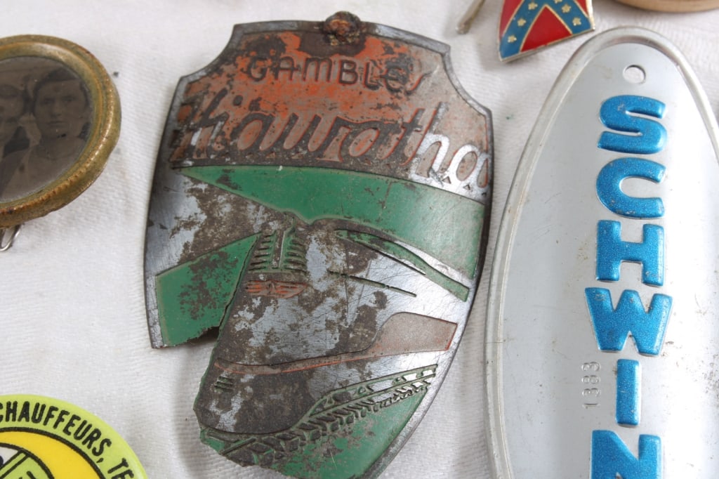 Pinbacks, Tokens, Bicycle Emblems & More - 9