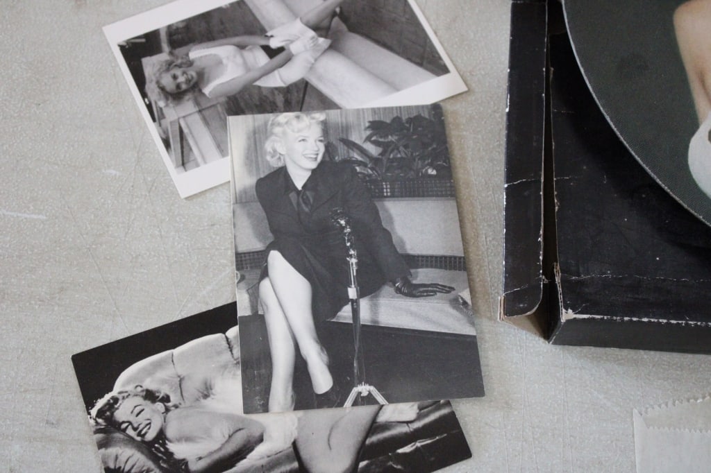 Marilyn Monroe Signs, Tray, Postcards, Stamps - 19