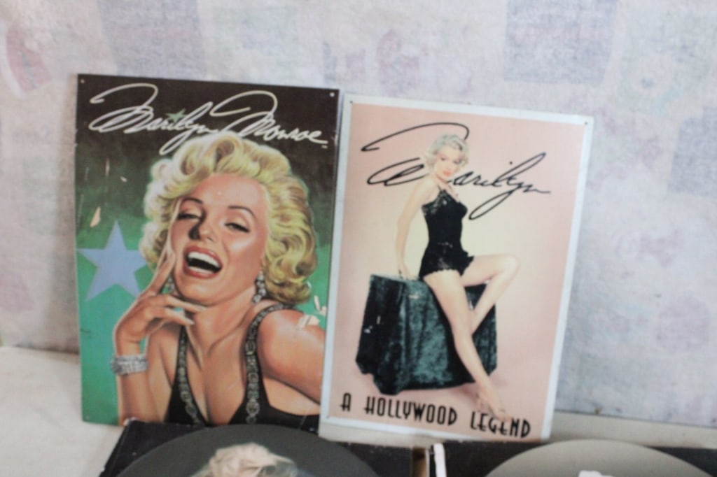 Marilyn Monroe Signs, Tray, Postcards, Stamps - 7