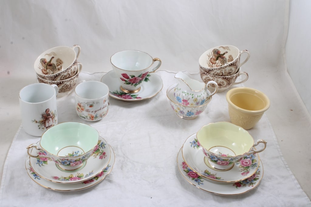 England Queen Teacup Sets, Cream, Sugar, Lefton (1 of 20)