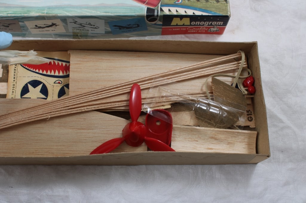 4 Airplane Model Kits Revell, Monogram, Others - 13