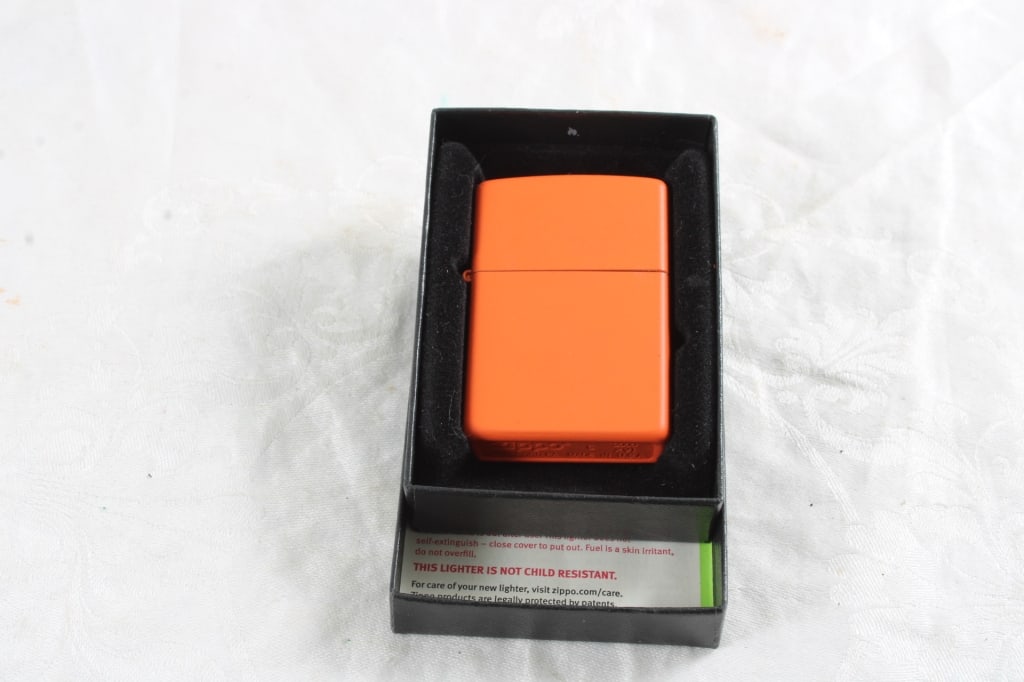 2000 Orange Matte Zippo Lighter Unfired in Box (1 of 9)