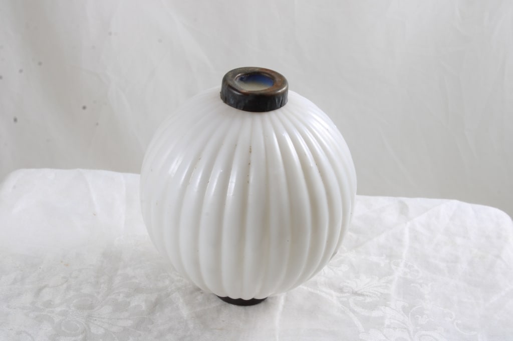 White Pleated Glass Lightning Rod Ball: White Pleated Glass Lightning Rod Ball - Lot Size 7" x 7" x 7". 1 Lb. Photos are part of description (Live Auctioneers on displays a max of 20 photos -check other polatforms for all photos). Please
