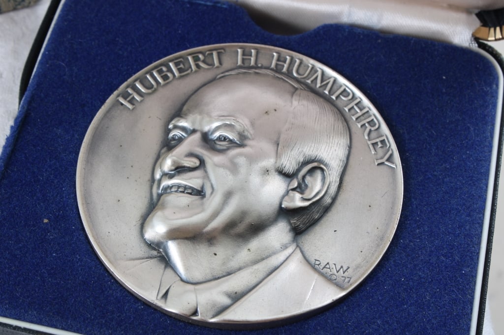 1977 Humphrey Medallion 4 Asian Snuff Bottles - 2