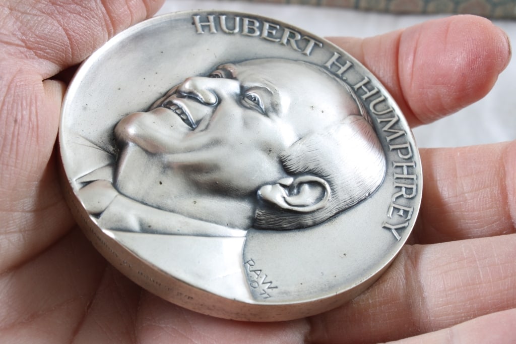 1977 Humphrey Medallion 4 Asian Snuff Bottles - 5