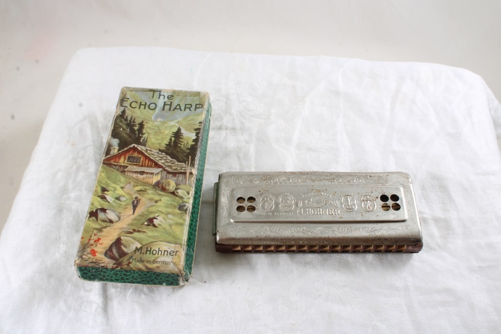 Vintage Echo Harp 2 Sided Harmonica Keys A & D: Vintage Echo Harp 2 Sided Harmonica Keys A & D - In original Box. Lot Size 5" x 3" x 1". 1 Lb. Photos are part of description (Live Auctioneers on displays a max of 20 photos -check other