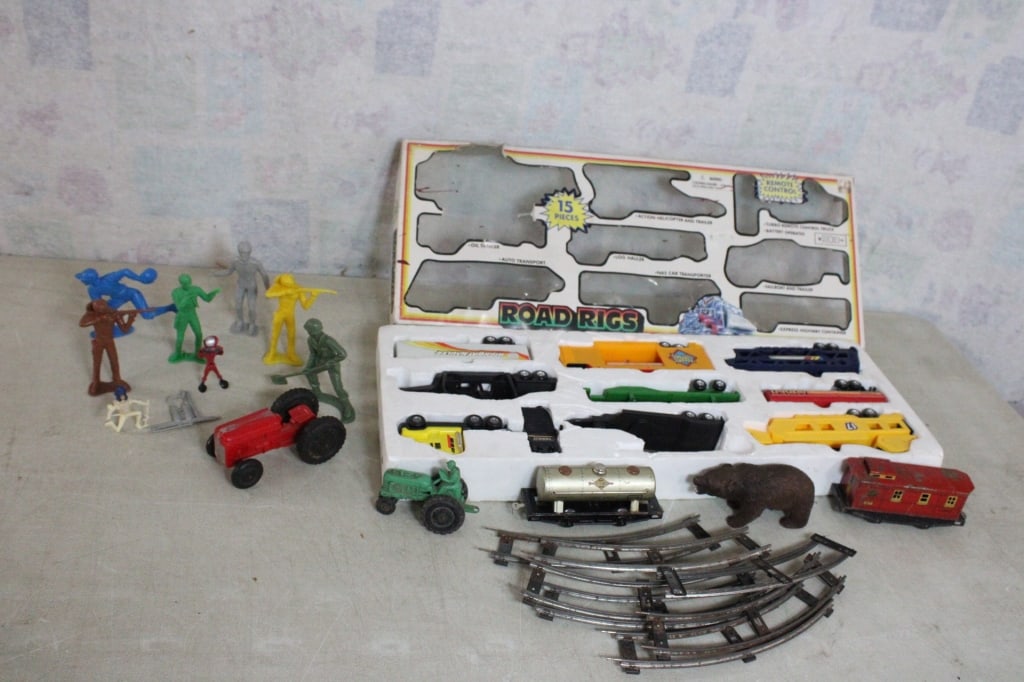 Road Riggs Set, Train Cars, Track, Marx Figures (1 of 17)