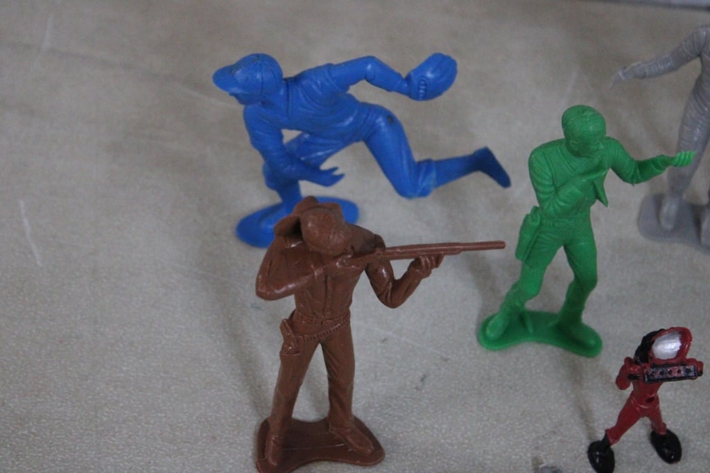 Road Riggs Set, Train Cars, Track, Marx Figures - 2