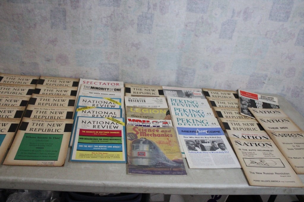 Vintage Magazines 1937 Science & Mechanics Zephyr: Vintage Magazines 1937 Science & Mechanics Zephyr - Train, The Economist, Peking Reviews, National Reviews, The New Republic 1960's and more. Lot Size 13" x 10" x 4". 7 Lbs. Photos are part of descrip