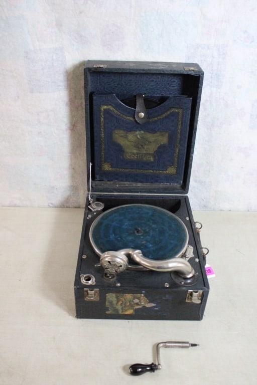 1920's Cecilian Windup Phonograph with 6 Records (1 of 16)