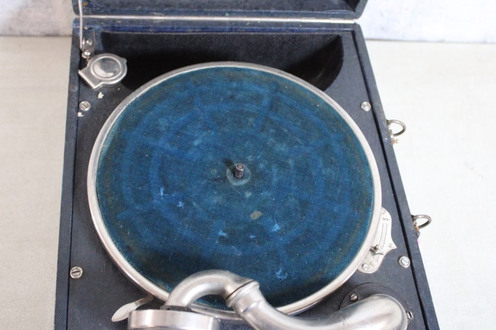1920's Cecilian Windup Phonograph with 6 Records - 6