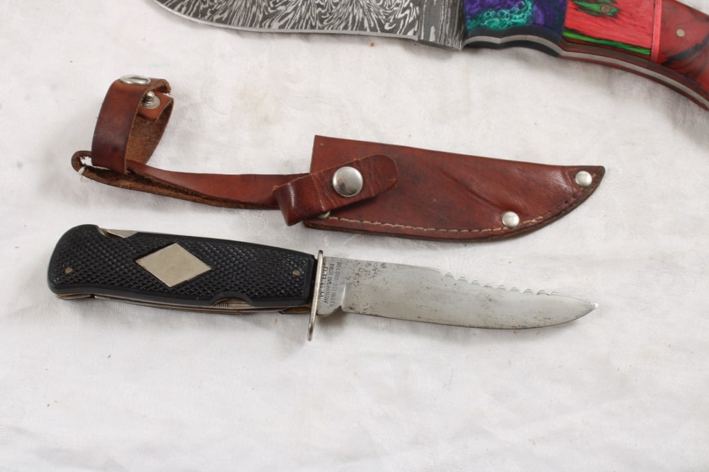 2 Fixed Blade Knives with Sheaths - 2