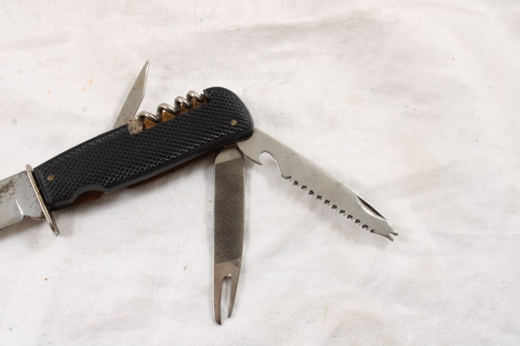 2 Fixed Blade Knives with Sheaths - 9