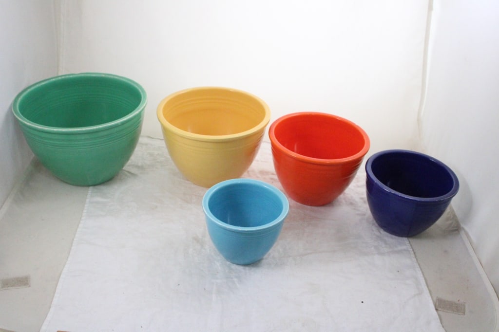 5 Fiesta Mixing Bowls Rainbow Colors: 5 Fiesta Mixing Bowls Rainbow Colors - Green, Yellow, Orange, Navy, Turquoise. Orange and Green bowls each have a rim chip. Lot Size 10" x 8" x 8". 10 Lbs. Photos are part of description (Live