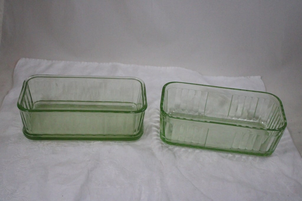 2 Green Uranium Glass Refrigerator Jars - Glows: 2 Green Uranium Glass Refrigerator Jars - Glows - Anchor Hocking 2 Uranium Green Glass Refrigerator Jars that measure 8.5" x 4" x 2.5". Lot Size 9" x 5" x 6". 4 Lbs. Photos are part of