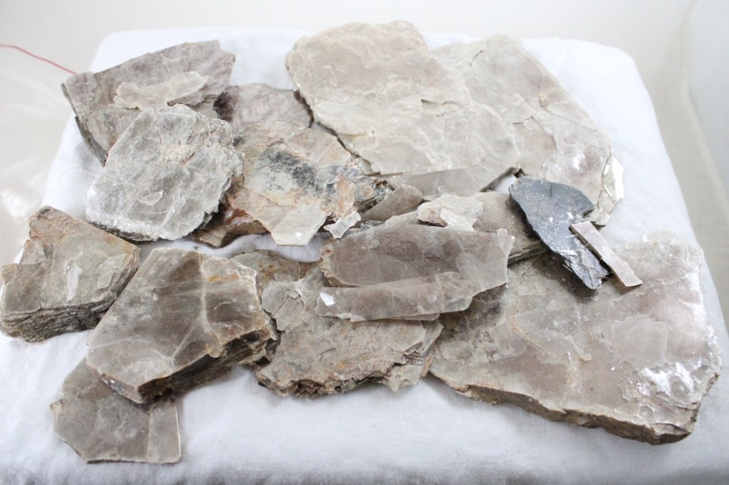 Assorted Geological Mica: Assorted Geological Mica - Lot Size 7" x 7" x 3". 2 Lbs. Photos are part of description (Live Auctioneers on displays a max of 20 photos -check other polatforms for all photos). Please ask