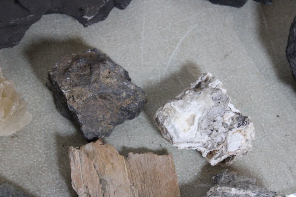 Assorted Geological Specimens, Minerals, Fossils - 14