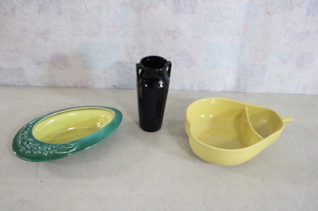 Red Wing Pottery Vase, Console, Pear Pfaltzgraff: Red Wing Pottery Vase, Console, Pear Pfaltzgraff - Pear Chip & Dip Bowl. Lot Size 8" x 11" x 13". 8 Lbs. Photos are part of description (Live Auctioneers on displays a max of 20 photos -check