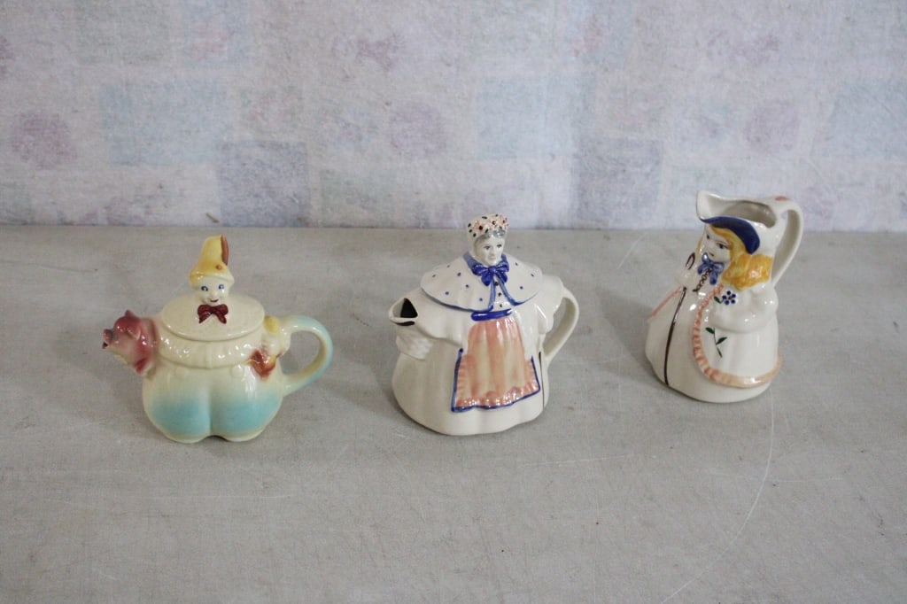 2 Shawnee Teapots & 1 Shawnee Bo Peep Pitcher (1 of 18)