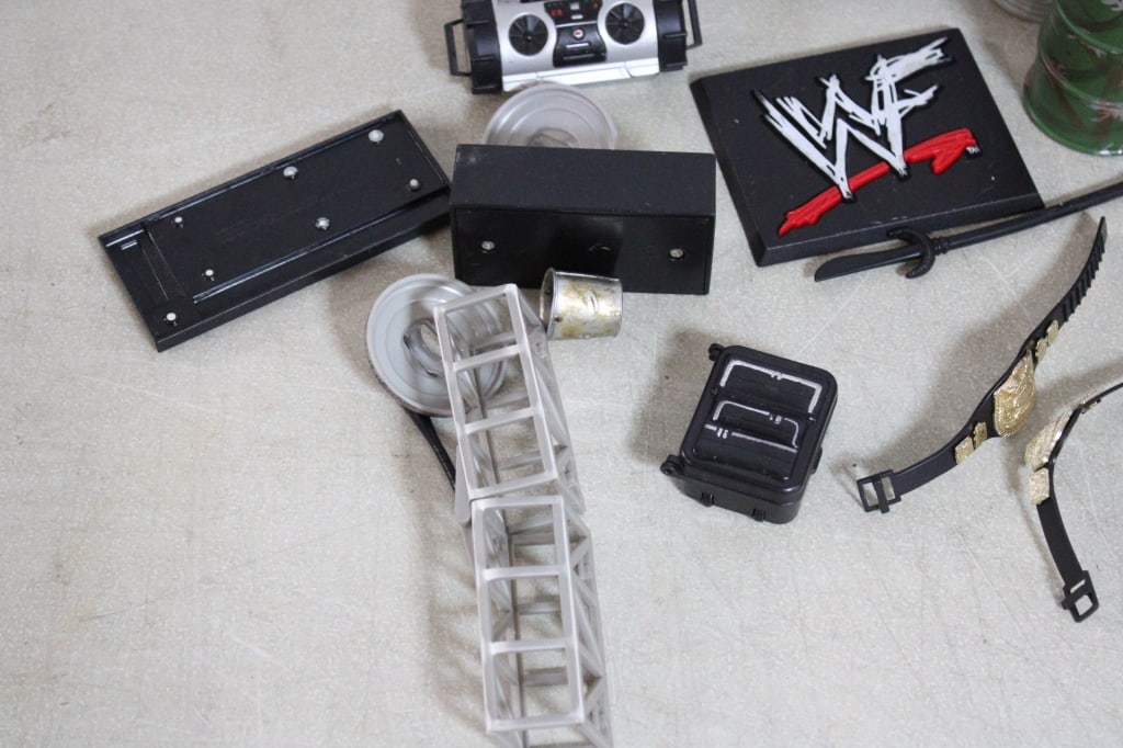 WWE WWFs Wrestle Mania Ring & 5 Wrestlers - 2