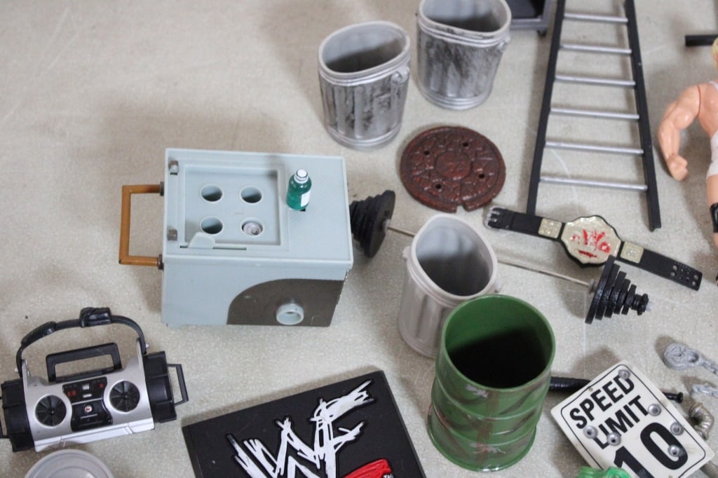 WWE WWFs Wrestle Mania Ring & 5 Wrestlers - 4