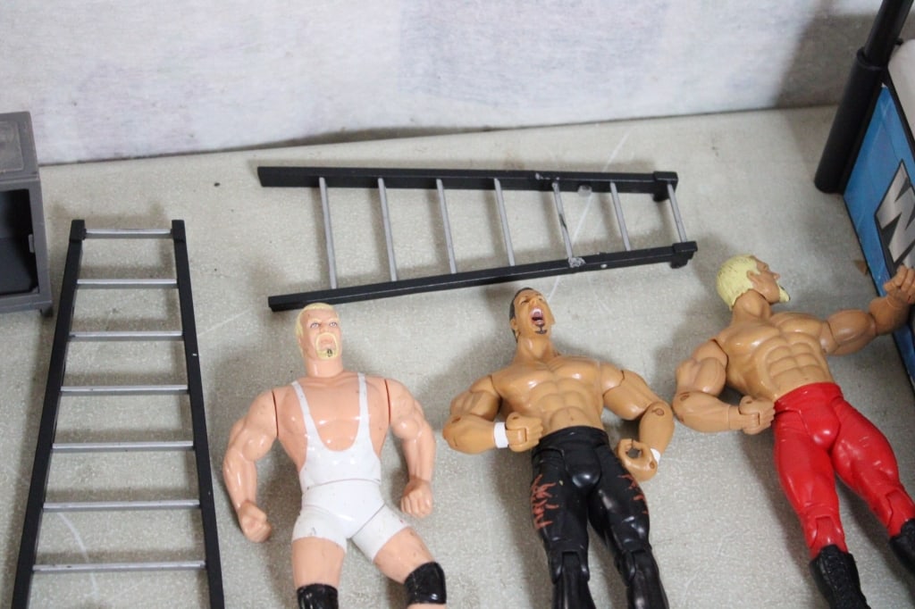 WWE WWFs Wrestle Mania Ring & 5 Wrestlers - 7