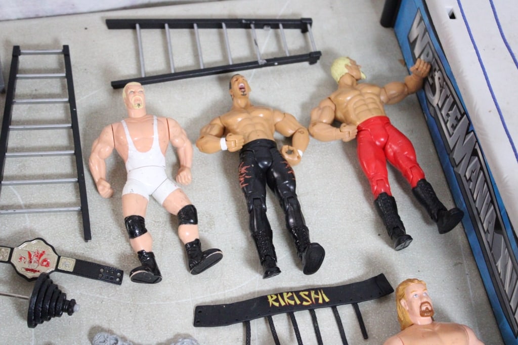 WWE WWFs Wrestle Mania Ring & 5 Wrestlers - 8