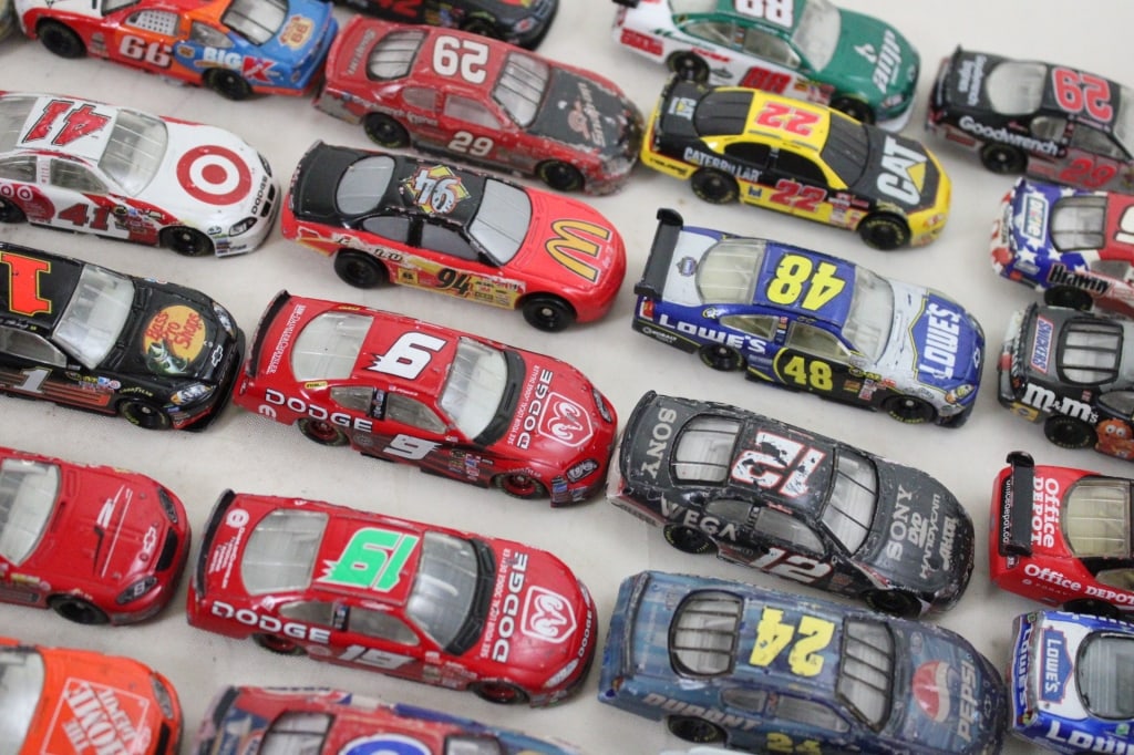 Group Nascar Hot Wheels, Action & Other Race Cars - 12