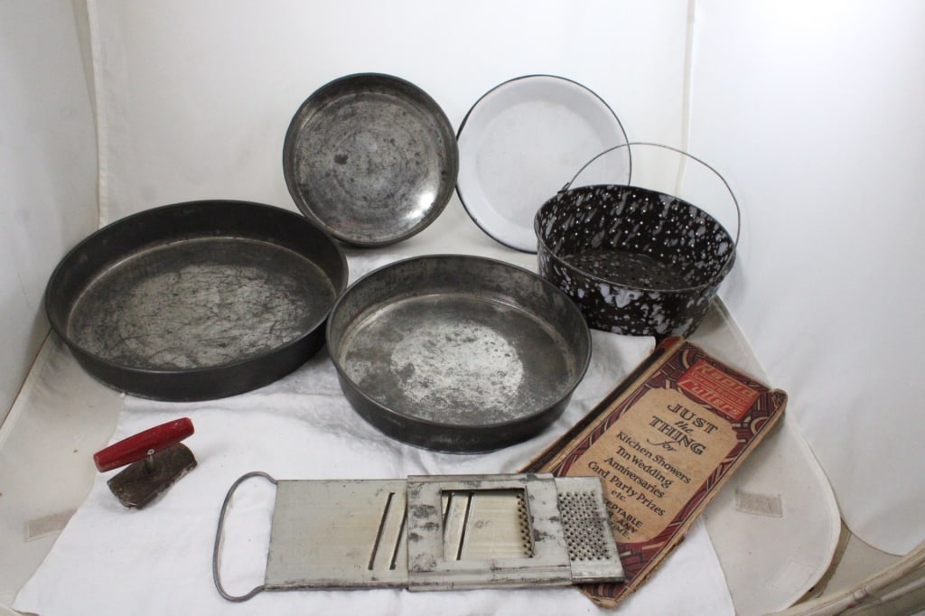 Vintage Kitchen Graniteware, Pans, Opener, Cutter (1 of 20)
