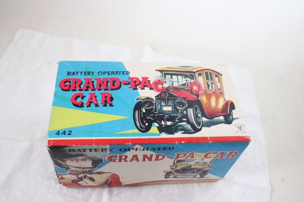 Yonezowa Battery Operated Grandpa Car in Box - 15