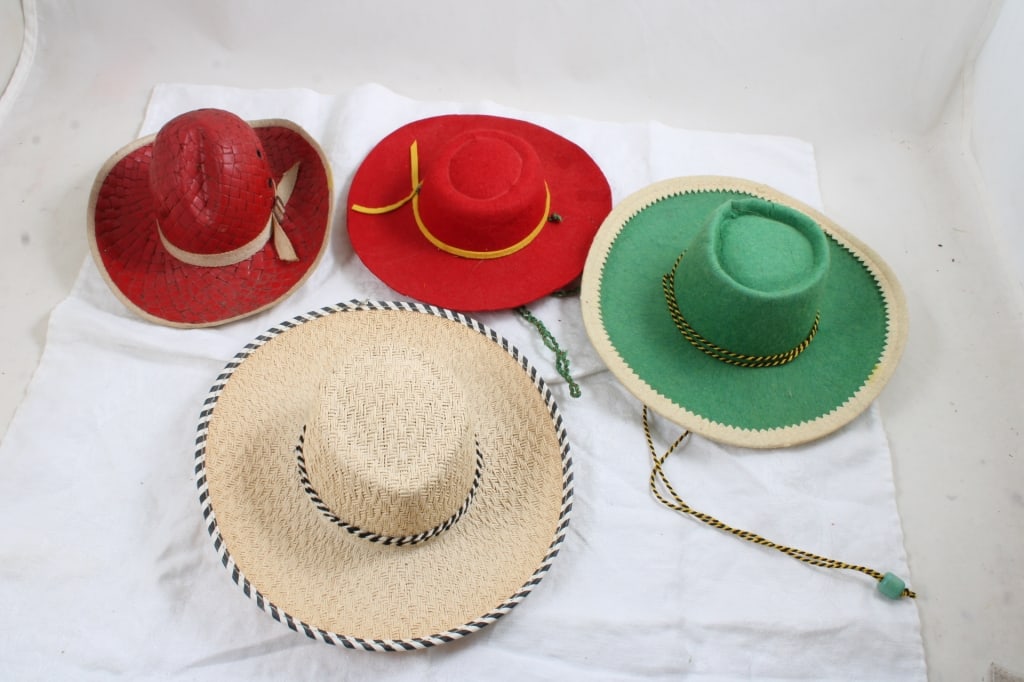 4 Mid Century Children's Cowboy Hats Straw & Felt: 4 Mid Century Children's Cowboy Hats Straw & Felt - Lot Size 9" x 9" x 8". 1 Lb. Photos are part of description (Live Auctioneers on displays a max of 20 photos -check other polatforms for all