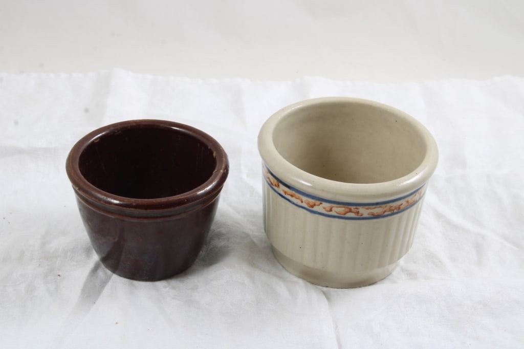 Red Wing Sponge Band Grey Line Jar and Custard Cup: Red Wing Sponge Band Grey Line Jar and Custard Cup - Red Wing Sponge Band Grey Line Pantry Jar, no lid (has a hairline & small chip on rim) and Red Wing 4" custard cup. Lot Size 4.5" x 4.5" x