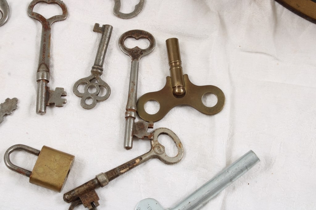 Hostess Wonder Bread Ashtray, Skeleton Keys, Tins - 10